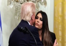 Gobierno de Trump exige la renuncia de su embajadora en Grecia tras reportes de corrupción Foto de la embajadora Guilfoyle Grecia durante la polémica