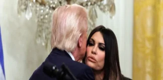 Gobierno de Trump exige la renuncia de su embajadora en Grecia tras reportes de corrupción Foto de la embajadora Guilfoyle Grecia durante la polémica