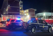 Estudiante hiere con dos cuchillos a cuatro personas en secundaria de Querétaro Imagen del estudiante con cuchillos durante el ataque en la secundaria