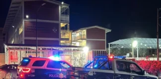 Estudiante hiere con dos cuchillos a cuatro personas en secundaria de Querétaro Imagen del estudiante con cuchillos durante el ataque en la secundaria
