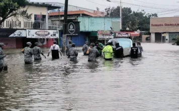 Realizan evacuación preventiva ante riesgo de desbordamiento del río Uxpanapa Imagen que muestra la evacuación preventiva por el riesgo del río Uxpanapa