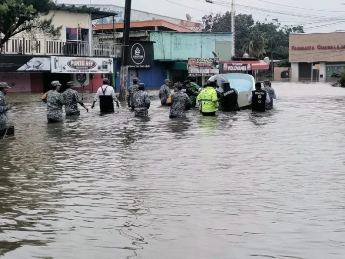 Autoridades coordinan evacuación por riesgo de desbordamiento del río Uxpanapa Imagen que muestra la evacuación preventiva por el riesgo del río Uxpanapa