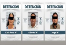 Detienen a alcalde y dos funcionarios más de Puerto Aventuras, Quintana Roo, como presuntos responsables de extorsión Imagen de la detención por extorsión en Puerto Aventuras