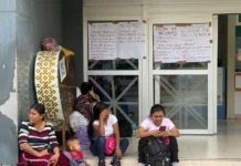 Familias de niños con cáncer en Veracruz señalan mala gestión de Nahle en temas de salud Familias de niños con cáncer frente al hospital tras la gestión de Nahle