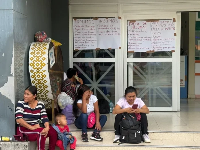Familias de niños con cáncer protestando fuera del Hospital de Alta Especialidad Familias de niños con cáncer frente al hospital tras la gestión de Nahle