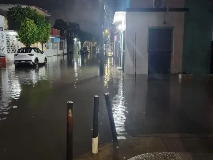 Daños por el frente frío Tabasco en la zona costera de Paraíso Imagen del frente frío Tabasco con viviendas inundadas en Paraíso