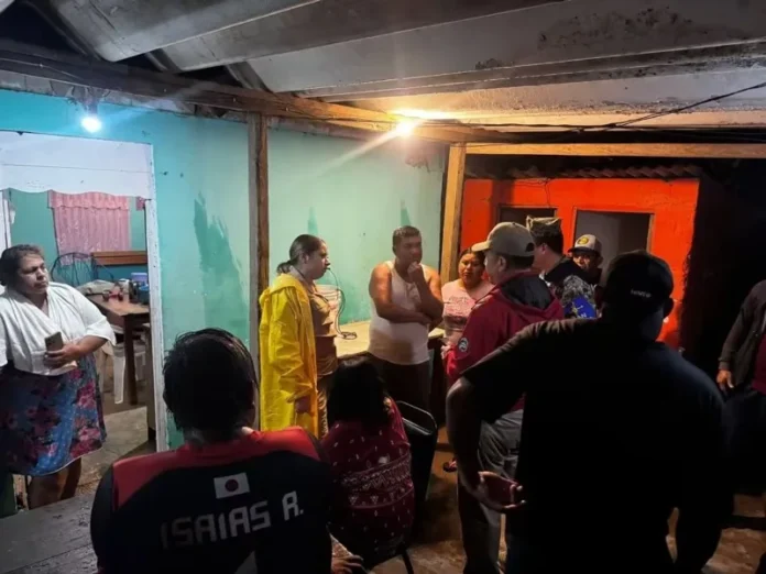 Familia evacuada por el frente frío en Tabasco Imagen del frente frío Tabasco afectando viviendas
