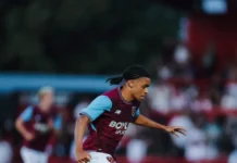Futbolista anota dos goles desde la media cancha en el mismo partido Preston Fearon celebra sus goles desde el medio campo en el partido contra Burnley