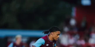 Futbolista anota dos goles desde la media cancha en el mismo partido Preston Fearon celebra sus goles desde el medio campo en el partido contra Burnley