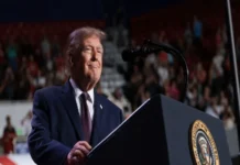 “Presidente, por favor, dígame que no es verdad”: Trump narra entre burlas la llamada de Sheinbaum por el cambio a Golfo de América Donald Trump y Sheinbaum durante la conversación sobre Golfo de América