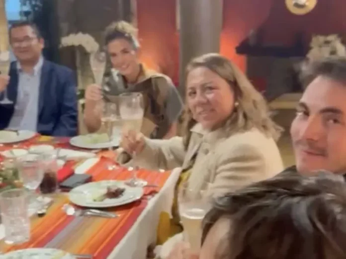Guadalupe Taddei en celebración con contratista del INE Guadalupe Taddei celebrando con contratista del INE