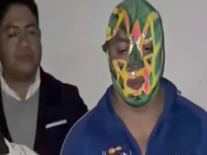 Hijo de Fishman con su máscara tras el acuerdo reparatorio Hijo de Fishman liberado tras acuerdo reparatorio por la muerte del réferi