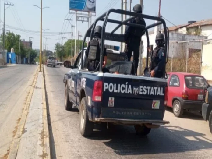Imagen de hombres armados en ataque al palacio de Santa María Mixtequilla, Oaxaca