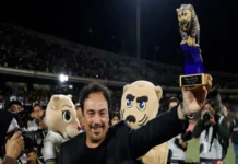 Pumas rinden emotivo homenaje a Hugo Sánchez por el 50 aniversario de su debut homenaje a Hugo Sánchez durante la ceremonia en el estadio Olímpico