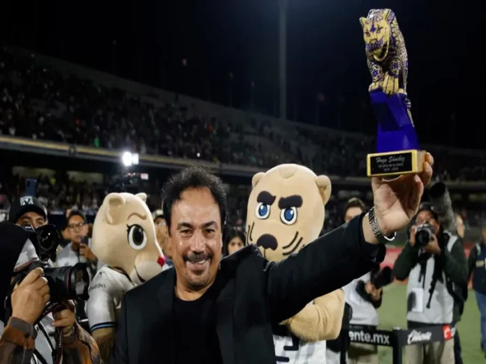Hugo Sánchez recibe homenaje de los Pumas en el Olímpico Universitario homenaje a Hugo Sánchez durante la ceremonia en el estadio Olímpico