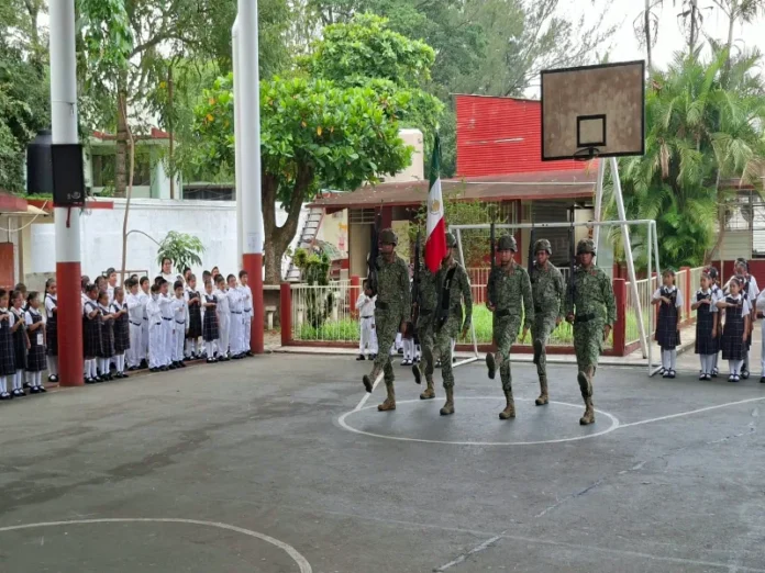Participantes de la ceremonia de Honores a la Bandera Imagen de la ceremonia de honores a la bandera en la escuela primaria