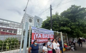Familiares de pacientes en hospitales de Veracruz realizan colecta por falta de insumos; Nahle niega carencias Imagen que muestra la colecta de insumos hospitales Veracruz