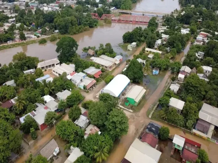 Comunidades inundadas por el río Tesechoacán en José Azueta Imagen de inundaciones río Tesechoacán afectando viviendas