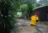 Evacúan municipios del sur de Veracruz por crecida de ríos; suspenden clases en 28 municipios Imagen de inundaciones Veracruz mostrando equipos de rescate