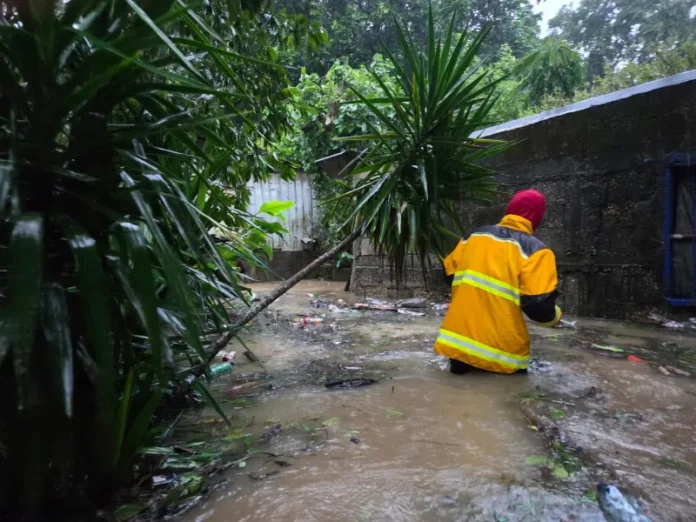 Operativos de emergencia ante inundaciones en Veracruz Imagen de inundaciones Veracruz mostrando equipos de rescate