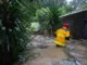 Evacúan municipios del sur de Veracruz por crecida de ríos; suspenden clases en 28 municipios Imagen de inundaciones Veracruz mostrando equipos de rescate