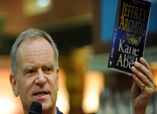 Jeffrey Archer, autor británico, murió a los 86 años Imagen del escritor Jeffrey Archer fallece en su estudio