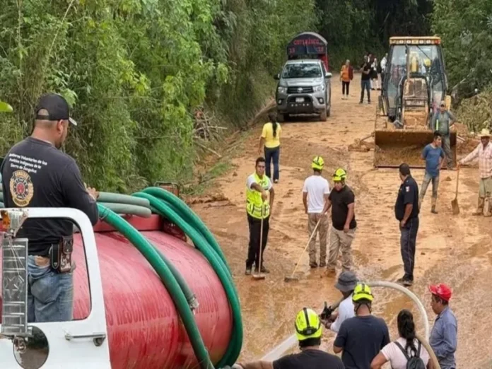 Evacuación en Zontecomatlán tras lluvias intensas Evacuación en Zontecomatlán por lluvias en Veracruz