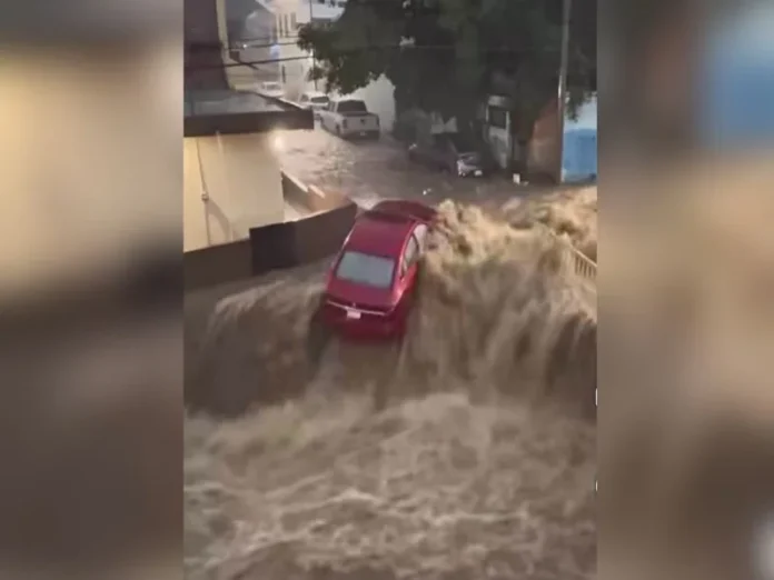 Calle inundada en Tepic tras lluvias intensas Imagen de lluvias intensas Tepic que causó inundaciones