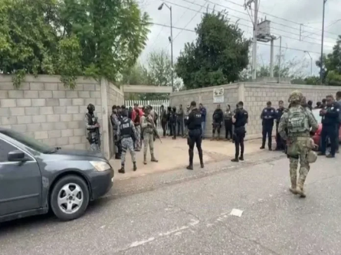 Jóvenes Los Cuates en la escena del ataque a la secundaria Imagen del ataque cometido por Los Cuates en la secundaria de Torreón