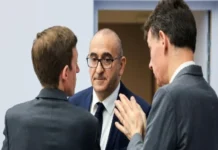 Macron rechaza la renuncia del primer ministro francés y le pide nuevas medidas contra los disturbios Macron rechaza renuncia del ministro interior durante los disturbios en Francia