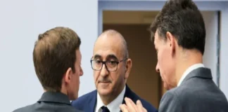 Macron rechaza la renuncia del primer ministro francés y le pide nuevas medidas contra los disturbios Macron rechaza renuncia del ministro interior durante los disturbios en Francia