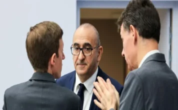 Macron rechaza la renuncia del primer ministro francés y le pide nuevas medidas contra los disturbios Macron rechaza renuncia del ministro interior durante los disturbios en Francia