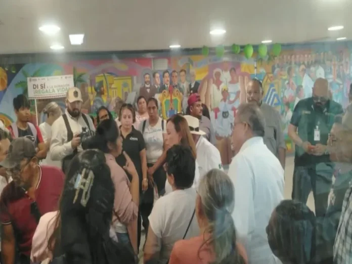 Madres de niños con cáncer frente a Rocío Nahle en el HAEV Madres de niños con cáncer protestando contra la gobernadora Rocío Nahle