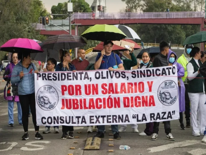 Fotografía de la marcha IMSS con trabajadores del Instituto Mexicano del Seguro Social