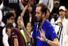 Medvedev es descalificado del Abierto de China tras dar un pelotazo en el ojo a un espectador; Djokovic es finalista Imagen que muestra a Medvedev descalificado tras golpear a un espectador