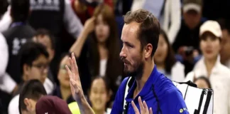 Medvedev es descalificado del Abierto de China tras dar un pelotazo en el ojo a un espectador; Djokovic es finalista Imagen que muestra a Medvedev descalificado tras golpear a un espectador