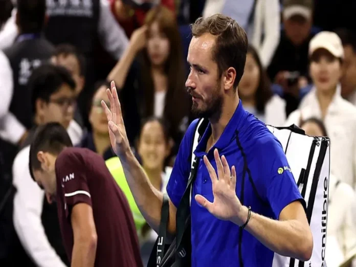 Medvedev descalificado durante el Abierto de China Imagen que muestra a Medvedev descalificado tras golpear a un espectador