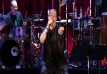Mike Patton inauguró el Cervantino entre música y contrastes Mike Patton Cervantino interpretando canción de Juan Gabriel