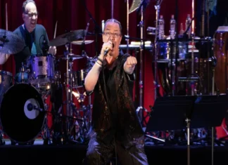 Mike Patton inauguró el Cervantino entre música y contrastes Mike Patton Cervantino interpretando canción de Juan Gabriel