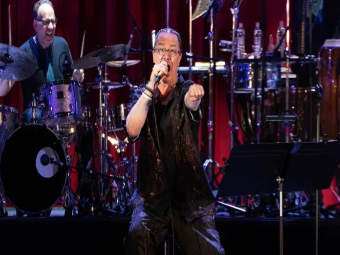 Mike Patton Cervantino interpretando canción de Juan Gabriel