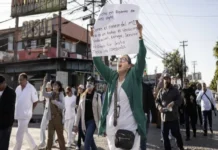 Trabajadores del IMSS anuncian nuevas movilizaciones, exigen congreso extraordinario y renuncia de Rafael Olivos Fotografía de movilizaciones IMSS exigiendo renuncia de Olivos