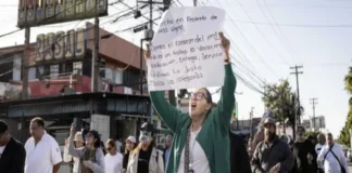 Trabajadores del IMSS anuncian nuevas movilizaciones, exigen congreso extraordinario y renuncia de Rafael Olivos Fotografía de movilizaciones IMSS exigiendo renuncia de Olivos