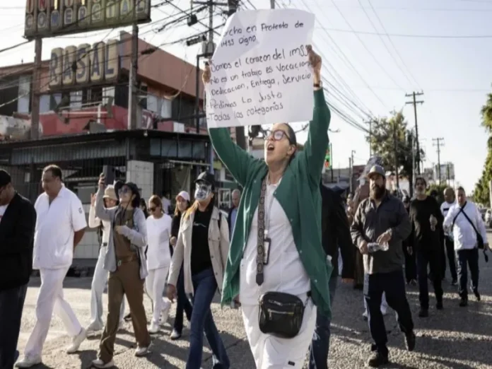 Manifestantes del IMSS frente al edificio central Fotografía de movilizaciones IMSS exigiendo renuncia de Olivos