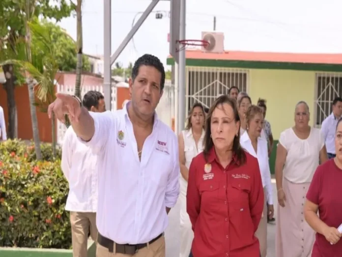 Funcionario de educación con sus primos en la SEV Imagen que ilustra nepotismo en Veracruz con los primos del funcionario