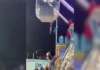 Niño queda suspendido de una canastilla mientras operaba rueda de la fortuna en feria de Torreón Niño suspendido feria colgando de la rueda de la fortuna en la feria de Torreón