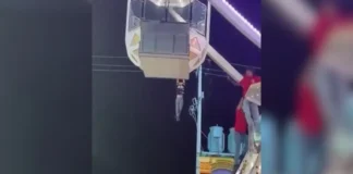Niño queda suspendido de una canastilla mientras operaba rueda de la fortuna en feria de Torreón Niño suspendido feria colgando de la rueda de la fortuna en la feria de Torreón