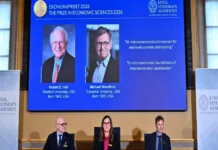 Nobel de Economía 2026 premia a estadounidenses por modelo que enfrenta crisis económica e inflación Imagen del Nobel de Economía 2026 con Hall y Woodford