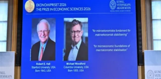 Nobel de Economía 2026 premia a estadounidenses por modelo que enfrenta crisis económica e inflación Imagen del Nobel de Economía 2026 con Hall y Woodford