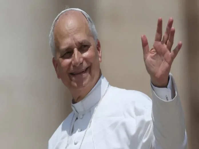 Papa León XIV en el Ángelus anunciando su operación del papa Papa León XIV anuncia operación del papa antes de su visita a Perú