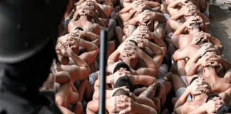 Gobierno de Bukele condena a más de 10 mil pandilleros bajo el régimen de excepción Imagen que muestra a pandilleros en El Salvador bajo el régimen de excepción